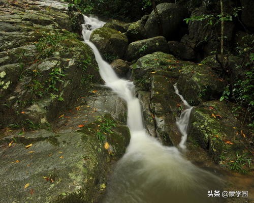 山涧溪水诗词佳句，赞美山间小溪流水的句子